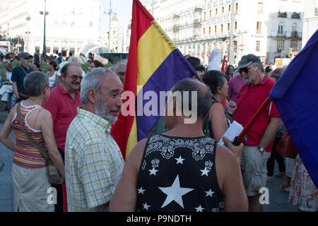 Madrid, Spagna. 18 Luglio, 2018. Due mens parlando durante la protesta. Credito: Jorge Gonzalez/Pacific Press/Alamy Live News Foto Stock