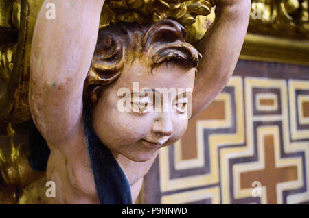 Faccia di cherubino nella chiesa Iglesia de Santo Tomé a Toledo, Spagna; faccia di angelo primo piano. Foto Stock