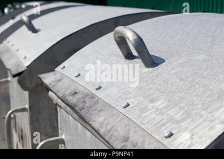 Il vecchio metallo contenitori immondizia permanente sulla strada, close-up foto Foto Stock