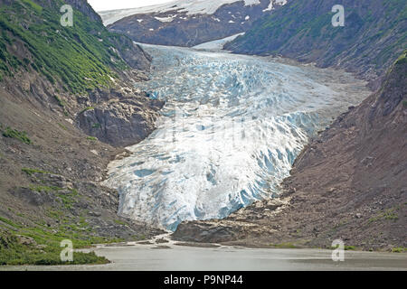 Il ghiacciaio di Orso in uscita delle montagne vicino a Stewart, British Columbia Foto Stock