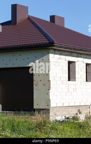 Isolamento di schiuma con una nuova struttura a blocchi di silicato, close-up foto dal sito in costruzione Foto Stock