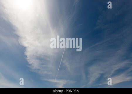 Coperti di bianco cirrus nuvole blu cielo di giorno, foto paesaggio Foto Stock
