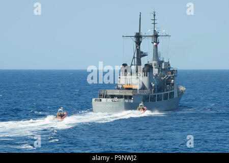 180716-G-ZV557-1106 OCEANO PACIFICO (16 luglio 2018) un Coast Guard Tactical Team di consegna (TDT) eseguire un gancio e operazione di salire a bordo del Philippine Navy frigate BRP Andrés Bonifacio (FF 17) Luglio 16, durante una operazione di formazione da parte di RIM del Pacifico (RIMPAC) esercizio. TDT i membri fanno parte della costa della guardia di sicurezza marittima Team-West risposta e regolarmente in treno fino a bordo conformi e non di navi. Venticinque nazioni, 46 navi, cinque sommergibili, circa 200 aerei e 25.000 personale partecipano RIMPAC dal 27 giugno al 2 agosto in e intorno all'isola hawaiana di un Foto Stock