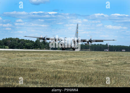 Un C-130 Hercules da Bradley Air Force Base, East Granby, Connecticut, dimostra la loro capacità di eseguire a tocco e andare in un ambiente DOMOPS durante il Patriot Nord 18 al campo Volk, Wis., 17 luglio 2018. PATRIOT è un nazionale di operazioni di disaster-risposta esercizio di formazione condotta dalla Guardia Nazionale di unità di lavoro federali, statali e locali di gestione delle emergenze le agenzie e i soccorritori. (U.S. Air National Guard Foto di Senior Airman Cristina J. Allen) Foto Stock