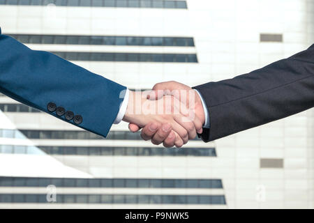 Asian business persone stringono le mani Foto Stock