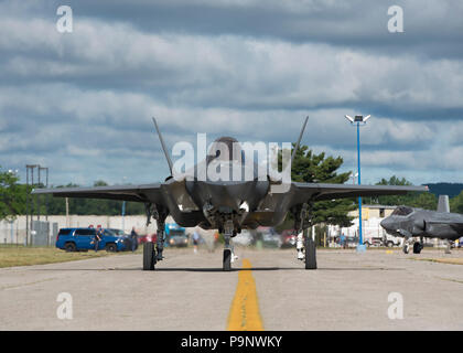 Un F-35un fulmine II taxi scende il pista Luglio 2, 2018 a Traverse City, Mich Il National Sagra delle ciliegie Air Show ha accolto con favore il Navy Blue Angels team di dimostrazione presso la guardia costiera Stazione aria di Traverse City, Mich e presentato una rampa aperta la visualizzazione statica di diversi aerei. (U.S. Air Force foto di Airman 1. Classe Emily Smallwood) Foto Stock