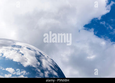 Nuvole riflettono nel cielo specchio a Nottingham Playhouse, Nottingham City Nottinghamshire England Regno Unito Foto Stock