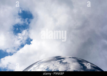 Nuvole riflettono nel cielo specchio a Nottingham Playhouse, Nottingham City Nottinghamshire England Regno Unito Foto Stock