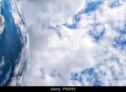 Nuvole riflettono nel cielo specchio a Nottingham Playhouse, Nottingham City Nottinghamshire England Regno Unito Foto Stock