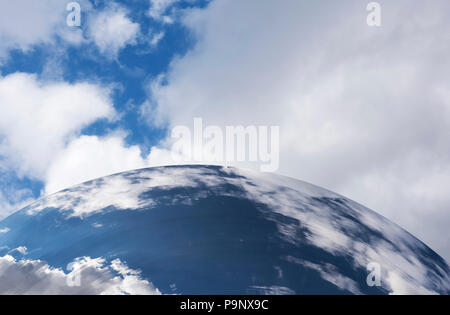 Nuvole riflettono nel cielo specchio a Nottingham Playhouse, Nottingham City Nottinghamshire England Regno Unito Foto Stock