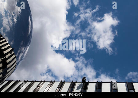 Nuvole riflettono nel cielo specchio a Nottingham Playhouse, Nottingham City Nottinghamshire England Regno Unito Foto Stock