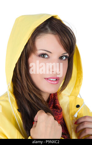 Giovane e bella donna che indossa una pioggia di colore giallo-coat, studio shot Foto Stock
