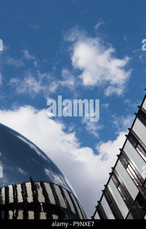 Nuvole riflettono nel cielo specchio a Nottingham Playhouse, Nottingham City Nottinghamshire England Regno Unito Foto Stock