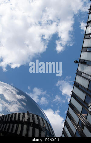 Nuvole riflettono nel cielo specchio a Nottingham Playhouse, Nottingham City Nottinghamshire England Regno Unito Foto Stock