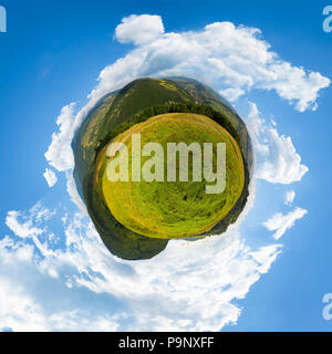 Panorama sferica di little Mountain Planet. campagna bella nozione con vista a 360. campo agricolo su una collina e il villaggio della valle Foto Stock