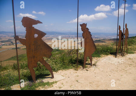 Zizur Mayor, Spagna (9 luglio 2018) - Il monumento ai pellegrini sul alto del jordon tra Pamplona e Ponte la Reina Foto Stock