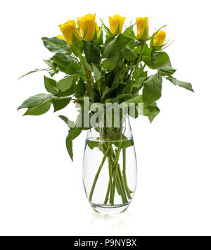 Bouquet di fresco tagliato rose giallo nel vaso di vetro isolato su sfondo bianco Foto Stock