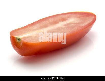 Fette di pomodoro di San Marzano isolati su sfondo bianco una metà Foto Stock