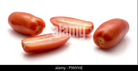 Pomodoro di San Marzano isolati su sfondo bianco due interi due metà a fette Foto Stock