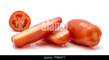 Pomodoro di San Marzano isolati su sfondo bianco due metà di un anello e un intero Foto Stock