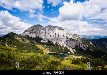 Angolo alto vista panoramica sulle Alpi Giulie in estate, come si vede dal Passo Pramollo sul confine tra Italia e Austria. Paesaggio di montagna. Foto Stock