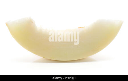 Una fetta di melone (Piel de Sapo, melata) isolato su sfondo bianco Foto Stock