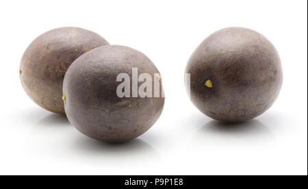 Frutti della passione isolati su sfondo bianco tre freschi Foto Stock