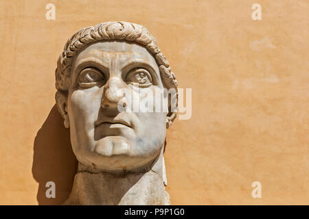 La testa di una statua colossale di imperatore romano Costantino il Grande, Musei Capitolini, Campidoglio, Roma, Italia. Foto Stock