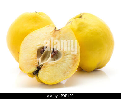 Cotogne giallo per due e una metà isolato su sfondo bianco materie mature Foto Stock