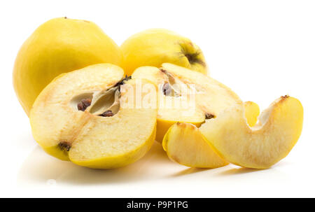 Fette di mele cotogne impostare isolati su sfondo bianco due interi mature grezzo giallo due metà con semi due fette Foto Stock