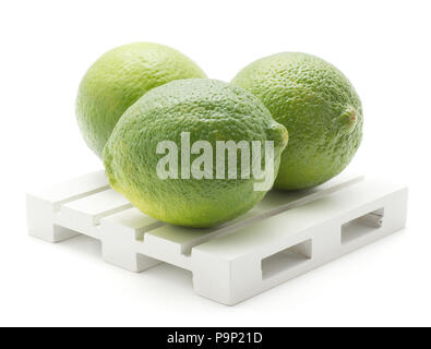 Lime su un pallet isolati su sfondo bianco Foto Stock