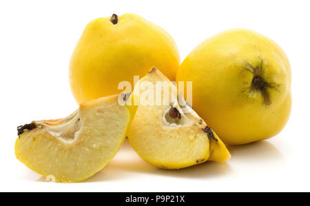 Due giallo cotogne impostato con fette isolati su sfondo bianco materie mature Foto Stock