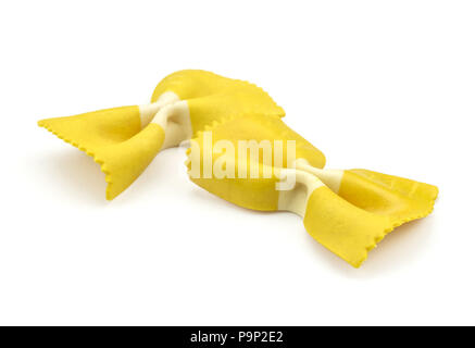 Farfalle di pasta con curcuma isolati su sfondo bianco due materie classico e tradizionale giallo italiano Foto Stock