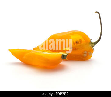 Due giallo peperoncino habanero sezione metà isolato su sfondo bianco caldo pepe cinese Foto Stock