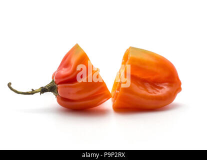 Dimezzato arancione peperoncino habanero isolati su sfondo bianco due metà di caldo pepe cinese Foto Stock