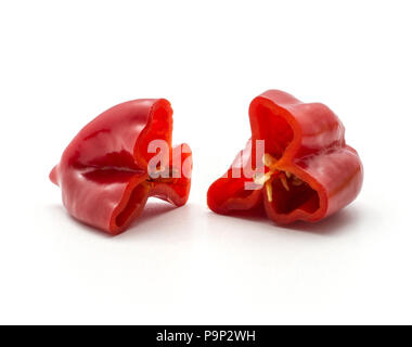 Fette di peperoncino habanero due red hot pepper metà isolato su sfondo bianco con semi all'interno Foto Stock