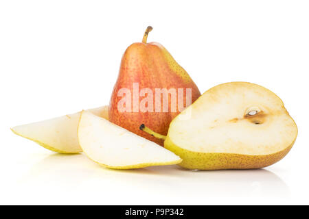 Gruppo di una intera metà due fette di rosso fresco forelle pear varietà isolato su bianco Foto Stock