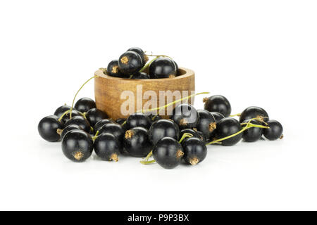 Sacco di intero fresco Ribes berry ben gairn varietà in una ciotola di legno con bacche pila di fronte isolato su bianco Foto Stock