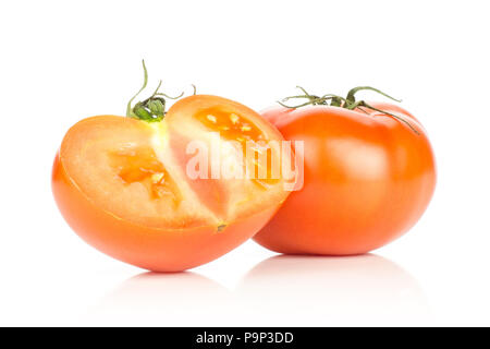 Uno rosso pomodoro e una sezione a fette metà isolato su sfondo bianco Foto Stock