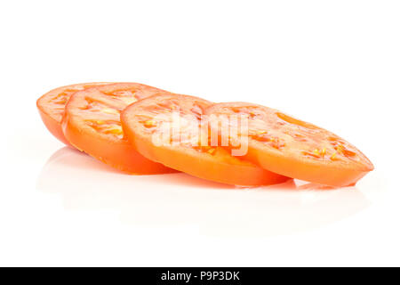 Fette di pomodoro rosso cerchio quattro fette isolati su sfondo bianco Foto Stock