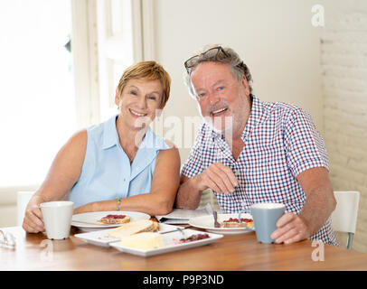 Ritratto di un attraente coppia coppia in pensione con prima colazione insieme a casa godendo la pensione di stile di vita dei pensionati in amore famiglia felice mom Foto Stock