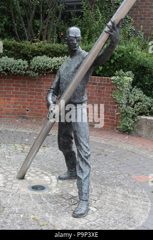 Le statue gemelle formando 'L'Arc' da David A. Annand davanti a Basingstoke stazione ferroviaria Foto Stock