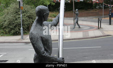 Le statue gemelle formando 'L'Arc' da David A. Annand davanti a Basingstoke stazione ferroviaria Foto Stock