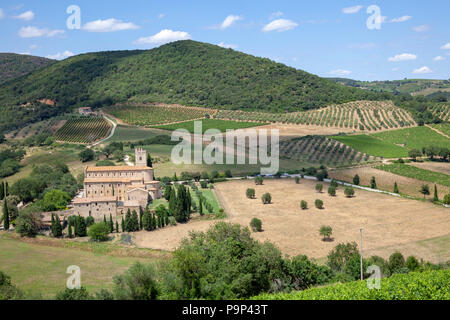 Il Sant'Antimo nei pressi di Montalcino (Toscana - Italia). Telecomando, questa antica abbazia benedettina sorge nella campagna toscana. Foto Stock