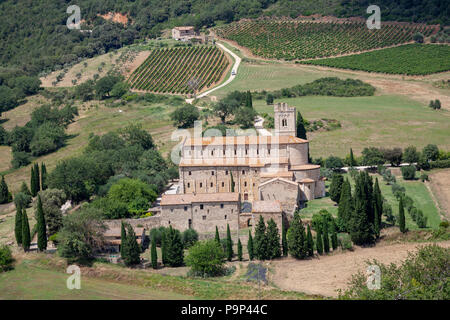 Il Sant'Antimo nei pressi di Montalcino (Toscana - Italia). Telecomando e circondato da una cortina di cipressi, questa antica abbazia Benedettina Foto Stock