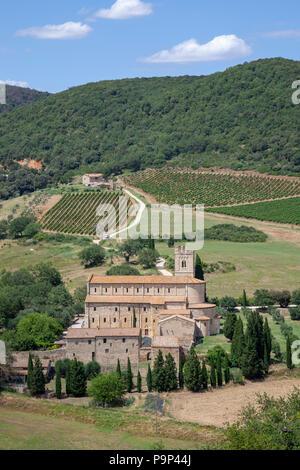 Il Sant'Antimo nei pressi di Montalcino (Toscana - Italia). Telecomando, questa antica abbazia benedettina sorge nella campagna toscana. Foto Stock