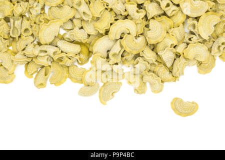 Pasta spinaci creste di gallo flatlay isolati su sfondo bianco top view materie Foto Stock
