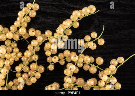 Sacco di intero fresco Ribes bianco berry blanka varietà flatlay sul legno nero Foto Stock