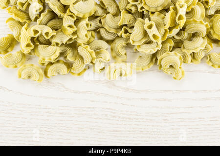 Pasta spinaci creste di gallo flatlay isolato su grigio Sfondo legno vista superiore materie Foto Stock