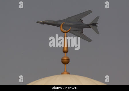 La Rockwell B-1 bombardiere strategico della US Air Force esegue il suo volo dimostrativo a Dubai International-2015 Airshow, EMIRATI ARABI UNITI Foto Stock